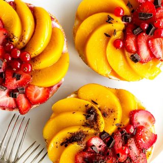 Vegan Bagels with Strawberries and preserved Peach