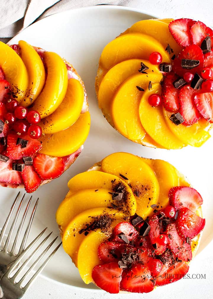 Vegan Bagels with Strawberries and preserved Peach