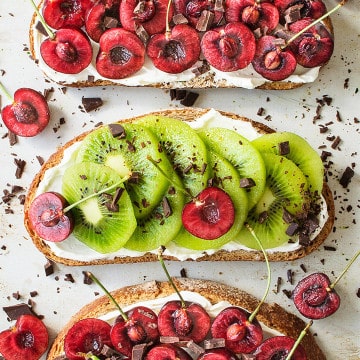 Healthy Cherry & Kiwi Toasts with Vegan Cream Cheese.FI